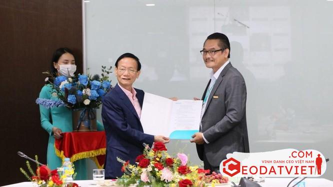 CEO Nguyễn Mạnh Quân – ABBank 5 Ông Nguyễn Mạnh Quân (phải) nhận quyết định bổ nhiệm quyền Tổng giám đốc ABBank (Ảnh: ABBank)