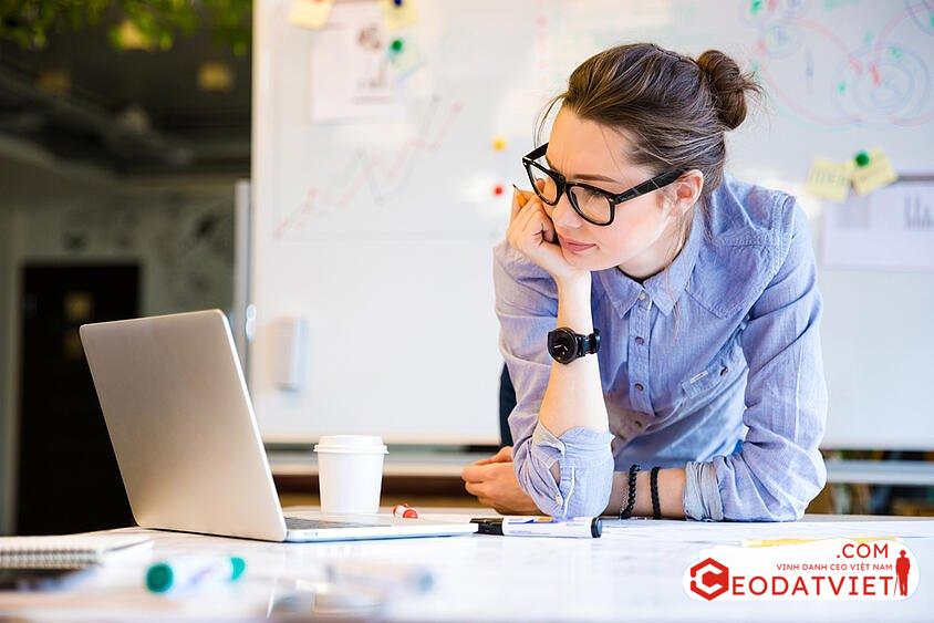 Marketing công nghiệp 4 Nữ tiếp thị công nghiệp trẻ trong văn phòng